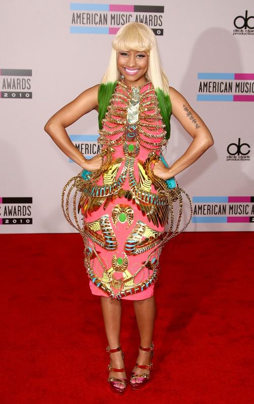 Nicki Minaj sur le tapis rouge des American Music Awards 2010!