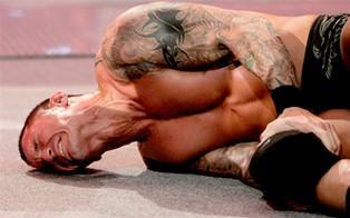 Randy Orton blessé au genou après l'attaque des Nexus