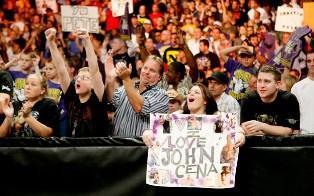 Le public de Raw rend hommage à John Cena