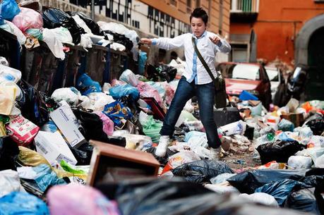 Lundi 22 novembre, dans les rues de Naples, cet enfant tente de se frayer un chemin au milieu des ordures pour se rendre à l’école. L’Union européenne menace de sanctions si les autorités italiennes ne mettent pas rapidement en œuvre un plan de traitement des déchets.