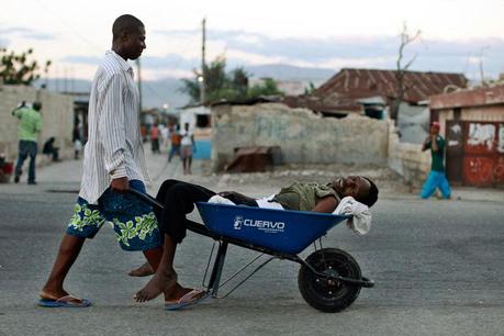 Cet Haïtien transporte un homme atteint du choléra vers un centre de soins de Port-au-Prince, le 19 novembre. À une semaine des élections législatives et présidentielle, le climat est extrêmement tendu dans un pays qui n'avait pas connu cette maladie depuis au moins un siècle. 