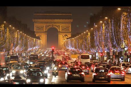 Jusqu’au 10 janvier, les 415 arbres de l’avenue des Champs-Élysées ont revêtu leurs habits de fête. Cette année, c'est la couleur ambre qui a été retenue pour les illuminations. 