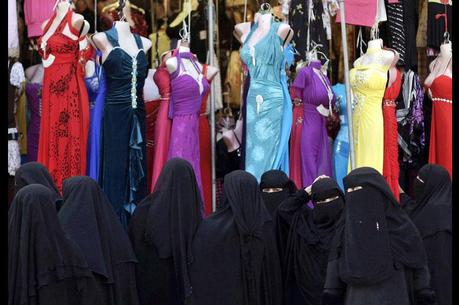 Dans les rues de Sanaa, la capitale du Yémen, ces femmes intégralement voilées observent la vitrine d’un magasin de robes, lundi 22 novembre.