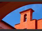 La couleur rouge de ce clocher de Villefranche-sur-Mer contraste fortement avec un ciel d’un bleu méditerranéen. 