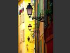 Dans le vieux Nice, les lanternes publiques donnent un éclairage doux aux rues.