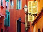 Vers la place du marché, les ruelles du vieux Nice sont une explosion de couleurs.