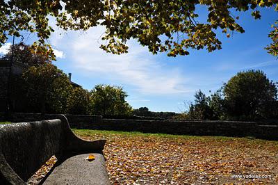 Lumières d'automne : la place de Celas, Mons