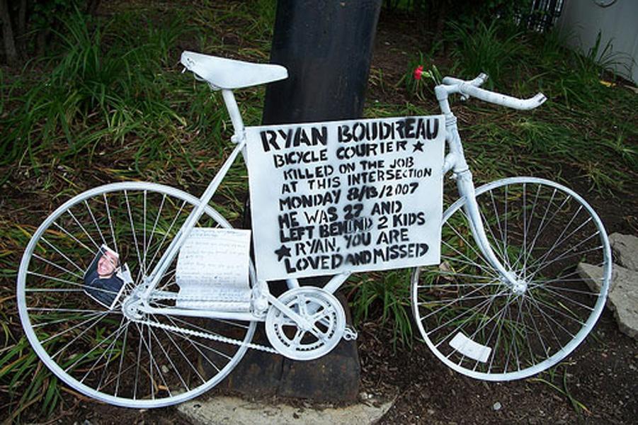 VELOS FANTÔMES / GHOST BIKES