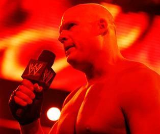 Kane implore Edge de lui rendre Paul Bearer