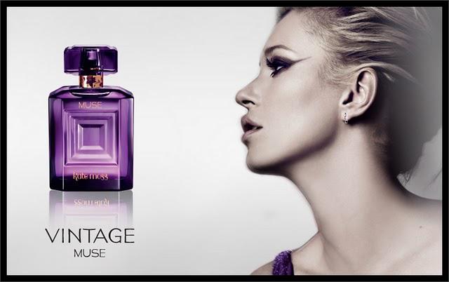 ♠ Kate Moss rayonnante et tout en noir pour la commercialisation de sa nouvelle fragrance ♠