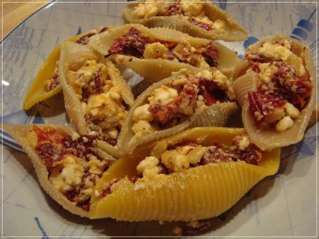 Conchiglioni farci à la féta, tomates séchées et pignons de pin