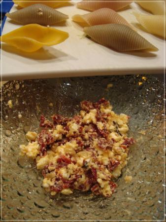 Conchiglioni farci à la féta, tomates séchées et pignons de pin