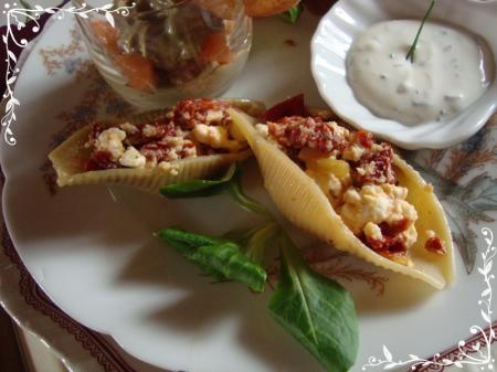Conchiglioni farci à la féta, tomates séchées et pignons de pin