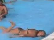 femme dans piscine pète plomb
