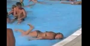Une femme dans une piscine pète un plomb