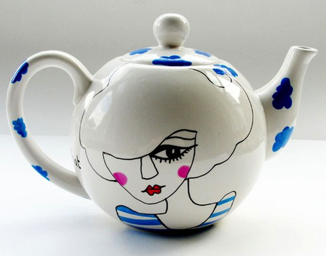 Vintage handpainted TEAPOT Noel | Une tasse de The?!