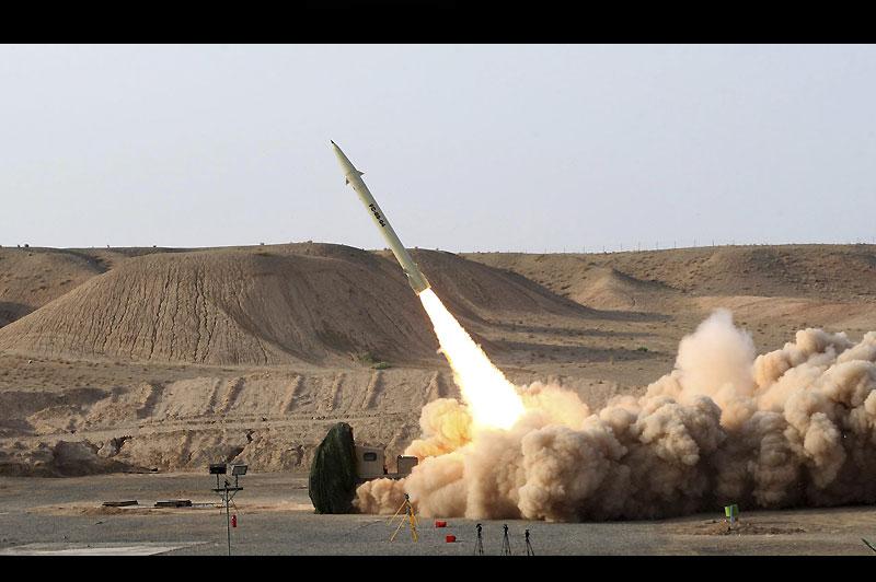 Essai. Mercredi 25 août, les militaires iraniens ont testé, avec succès, le nouveau missile sol-sol de moyenne portée Fateh-110. On le voit ici au décollage, tiré à partir d'un véhicule militaire. 