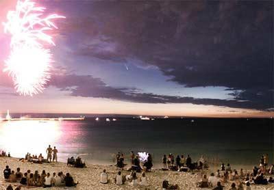 Feux d’artifice, comète et éclair sur la même photo