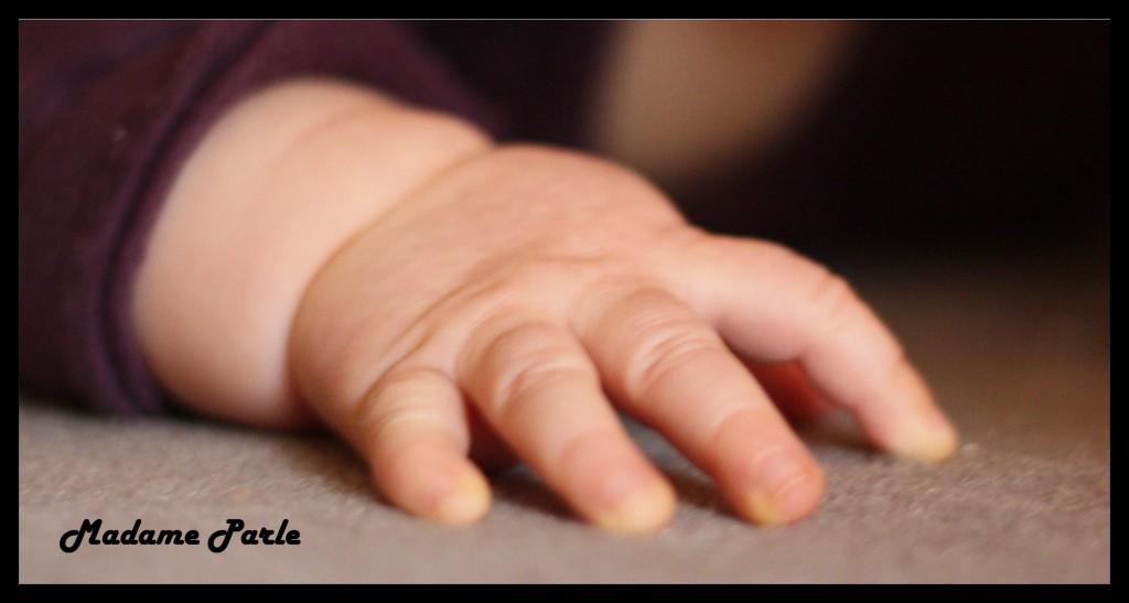 A quel age un enfant rampe? Fait du quatre pattes? Marche?