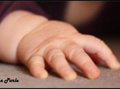 quel enfant rampe? Fait quatre pattes? Marche?