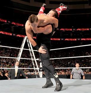 Le nouveau Champion de la WWE The Miz et le commentateur Jerry Lawler dans un Table Ladder Chair Match