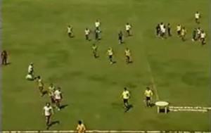 Un arbitre pète les plombs et frappe un joueur