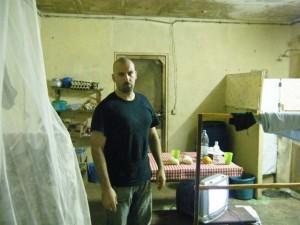 Le reporter Jean-Paul Ney dans sa cellule à la prison d'Abidjan