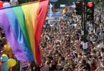 Gay Pride (Marche des Fiertés) Paris 2009 2.jpg