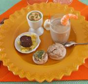 Assiette d'amuse-bouches velouté concombre, champignons, radis noir au canard