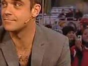 Pour euros, chanteur Robbie Williams montre ses…?