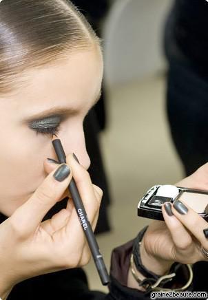 Et que nous réserve Chanel pour le printemps 2011 ? http://www.graine2beaute.com/files/imagecache/wm/files/images/2010/11/chanel-look-printemps-2011.jpg