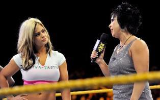 La pro de Kaitlyn, Vickie Guerrero, lui annonce qu'elle rejoindra l'effectif de Smackdown en tant que Diva