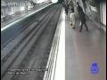 Un policier lui sauve la vie dans le métro . Video