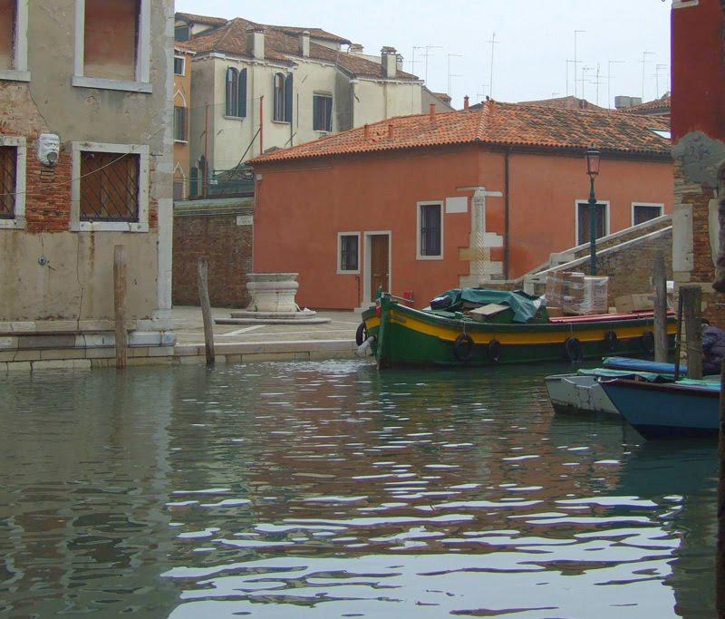 AU BOUT DE LA CALLE DE MEZO...