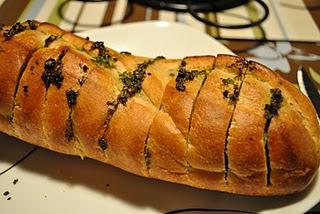 Pain grillé au beurre à l'ail et aux herbes