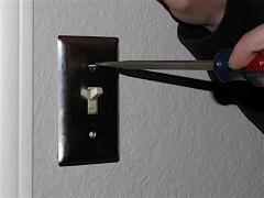 Cache plaque électrique et sa capsule temporelle