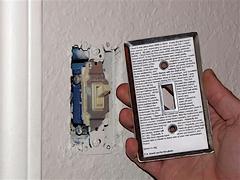 Cache plaque électrique et sa capsule temporelle