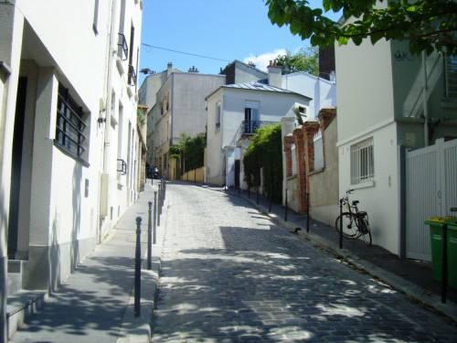Rue Laurence Savart 2010-05-23 b.jpg