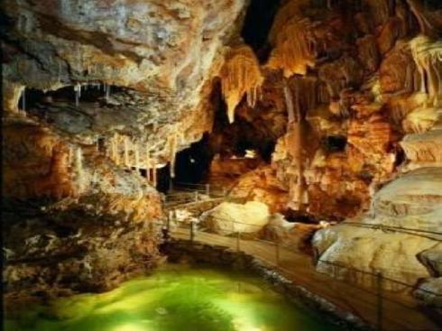 La « grotte rose » de Dargilan, en Lozère.