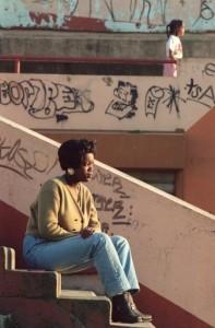 Une jeune femme à la cité de Chanteloup-les-Vignes (Yvelines) le 01 mars 1991