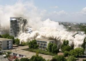 Dynamitage des barres d'immeuble Ravel et Presov de la cité des 4000 à La Courneuve en région parisienne le 23 juin 2004