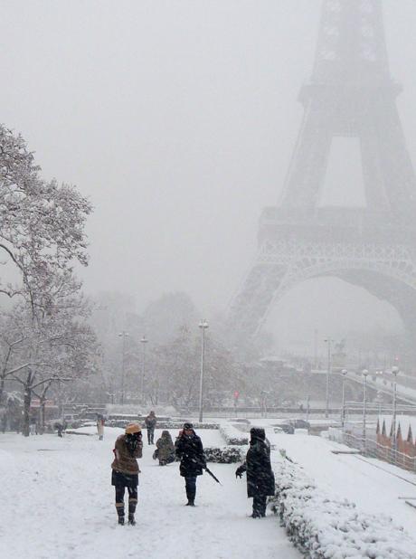 La Tour Eiffel sous la neige