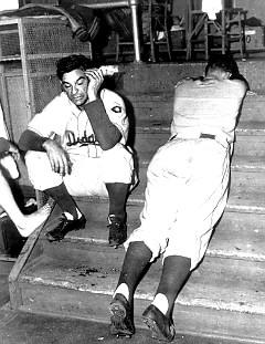 Ralph Branca (à gauche) et Cookie Lavagetto, un des coachs des Dodgers, après la défaite