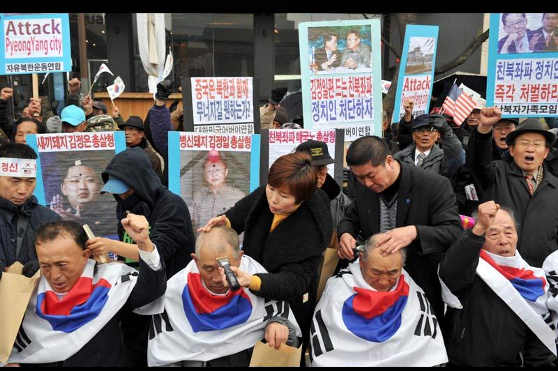 Mercredi 8 décembre, dans le centre de Séoul, des Sud-Coréens se font raser la tête pendant une manifestation contre la politique de la Corée du Nord. 