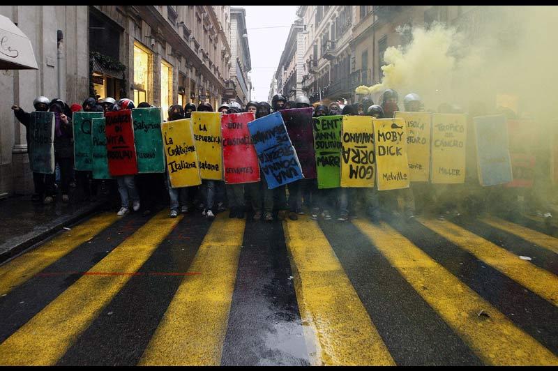 Des milliers d’étudiants ont défilé, mardi 30 novembre, à Rome avant d’être stoppés près du Parlement, où les députés doivent se prononcer sur une réforme de l’université.