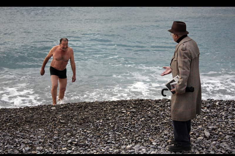 Lundi 30 novembre, et malgré le froid qui s’est installé sur la France, ce Niçois, courageux ou inconscient, a pris un bain de mer. La température de l’eau se situe aux alentour de 14°c, il y fait plus chaud que dehors.