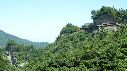 A droite, le temple de Nanyan Gong