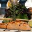 saumon bio rôti su peau, mesclun et pousses d'épinard - Restaurant La Villa Spicy
