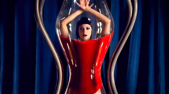 ✪ Marion Cotillard envoûtante danseuse de cabaret londonienne pour le dernier volet Lady Dior ✪