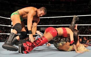 Le Champion des Etats Unis, Daniel Bryan, en équipe avec la Diva Brie Bella remporte son match en équipe contre Maryse et Ted DiBiase